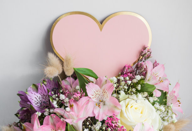 粉色百合和白色玫瑰的精致花束，爱心背景，情人节浪漫素材图片下载