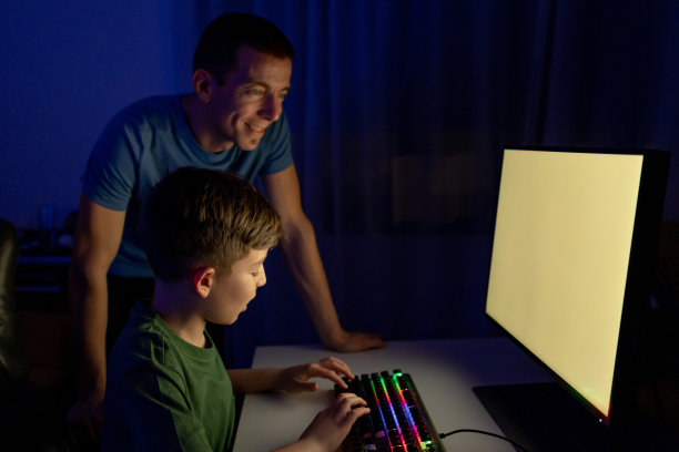 父子俩在家里玩游戏图片下载