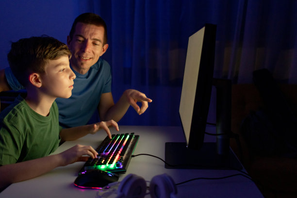 父子俩在家里玩游戏图片下载