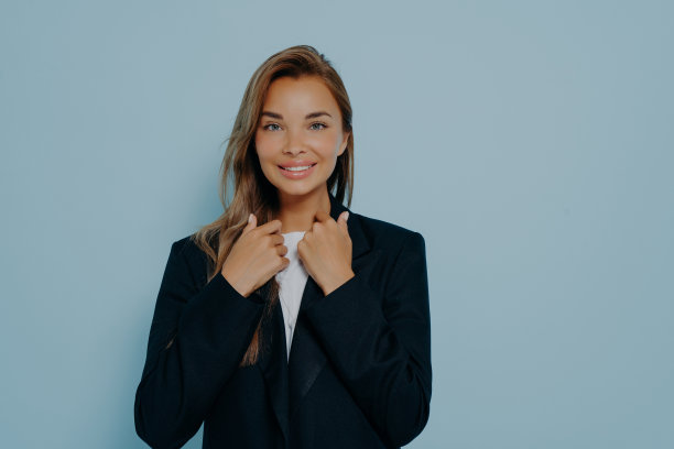 工作室肖像的年轻成功的商业妇女在黑色西装图片下载