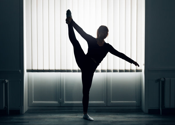 专业的剪影舞者为表演做准备。学校的舞蹈老师。图片下载