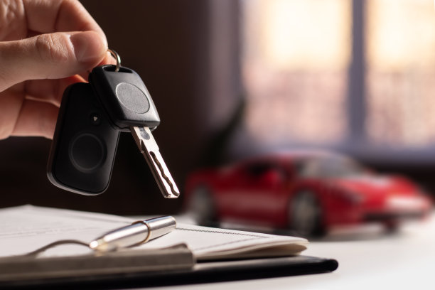 男子签署汽车保险文件或租赁文件。在合同或协议上的书面签名。图片下载