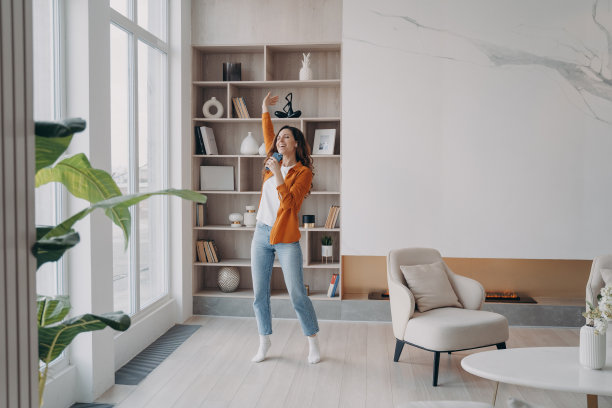 女孩在客厅里疯玩。在家放松跳舞，表达情感。图片下载