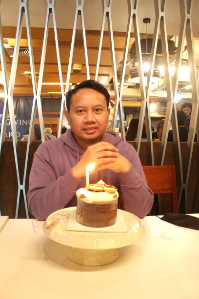 亚洲成年男子在自助餐厅过生日图片下载