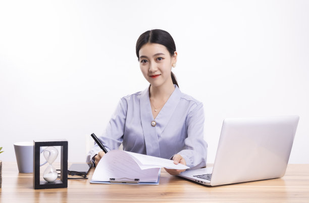 在办公桌前工作的商务女性图片下载