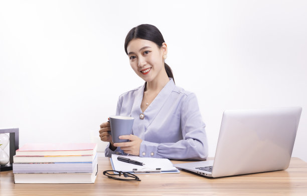 在办公桌前工作的商务女性图片下载