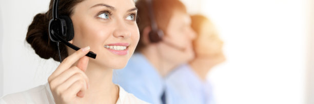 呼叫中心。不同的客户服务人员戴着耳机在办公室工作。经营理念图片下载