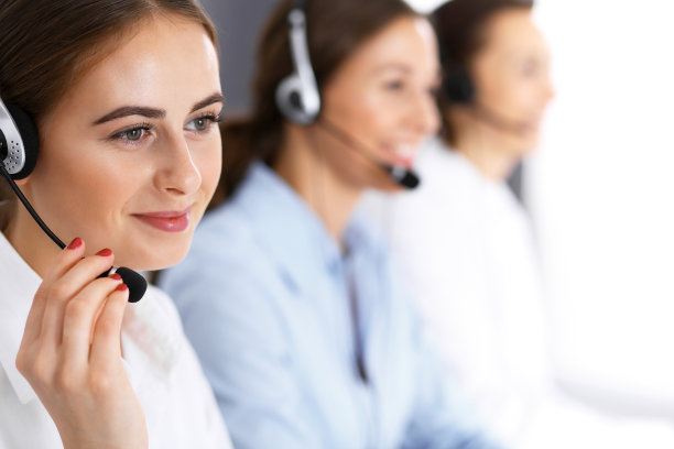 呼叫中心。一群操作员在工作。专注于戴耳机的美丽商业女性图片下载