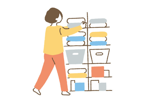 在架子上整理衣服的女人图片下载