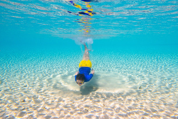 孩子浮潜。孩子们在水下。海滩和大海。图片下载