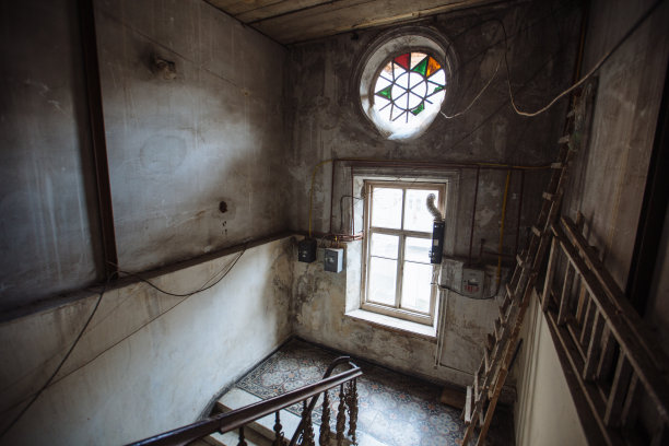 废弃豪宅入口大厅图片下载