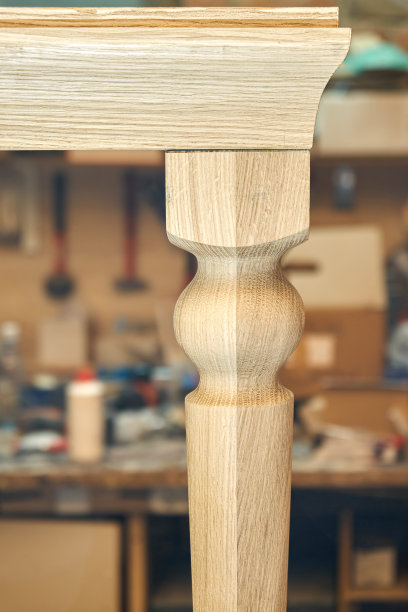 实心橡木木制餐桌在车间内建造过程图片下载