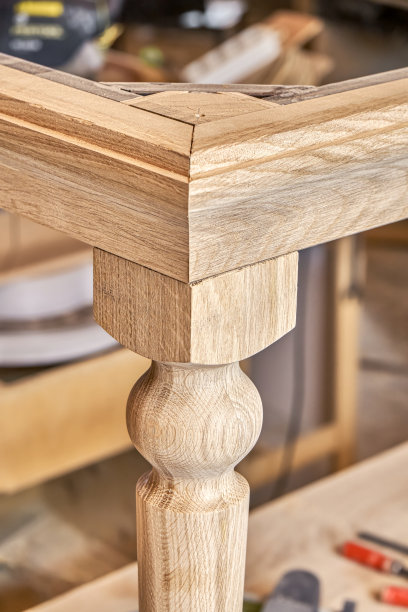 实心橡木木制餐桌在车间内建造过程图片下载