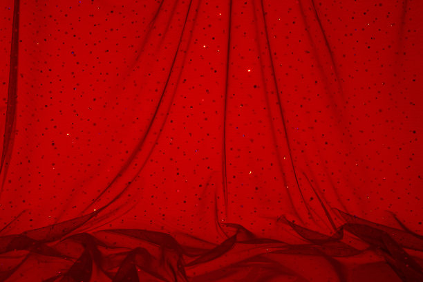 黑色优雅的壁纸制成的红色薄纱织物与亮片。审美时尚，激情与爱的背景。图片下载