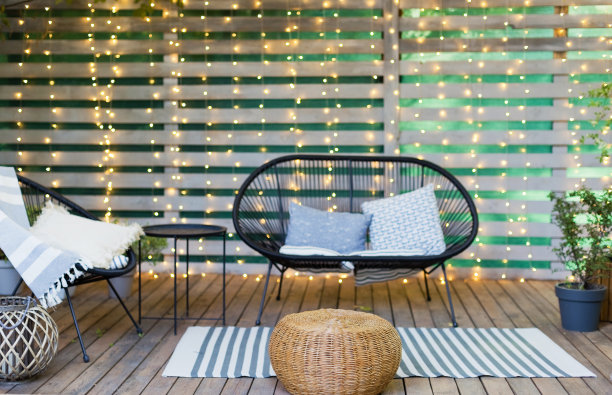 后院的休闲花园家具图片下载