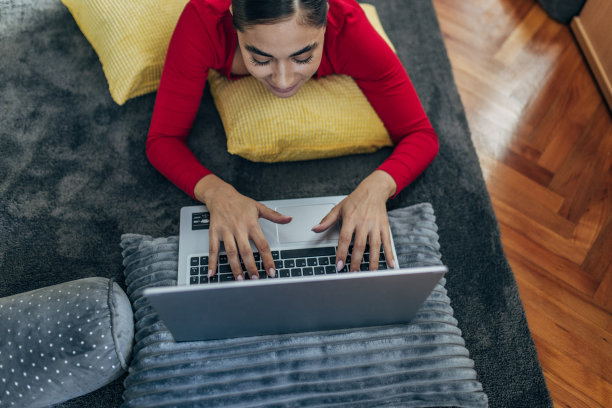 人类的手放在键盘上图片下载