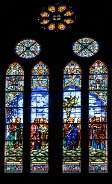 首尔某天主教教堂的彩色玻璃窗上有详细的插图。图片下载
