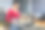 一位年轻女子一边和她的猫玩耍，一边在家工作图片下载