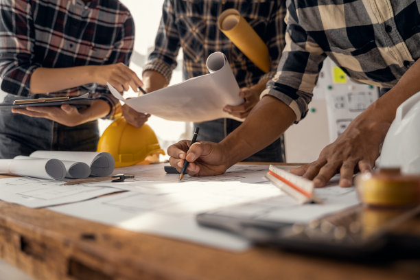 工程师团队会议，在公司办公室与合作伙伴一起进行项目图纸绘制工作。亚洲行业专业团队。图片下载