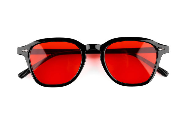 时尚的黑红色太阳镜孤立在白色背景。图片下载