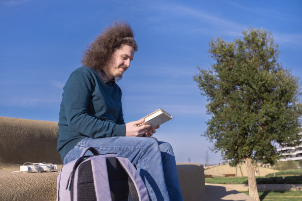 带着一本书，享受一个美好而多风的晴天图片下载