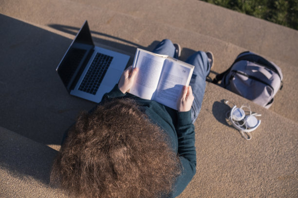带着一本书，享受一个美好而多风的晴天图片下载