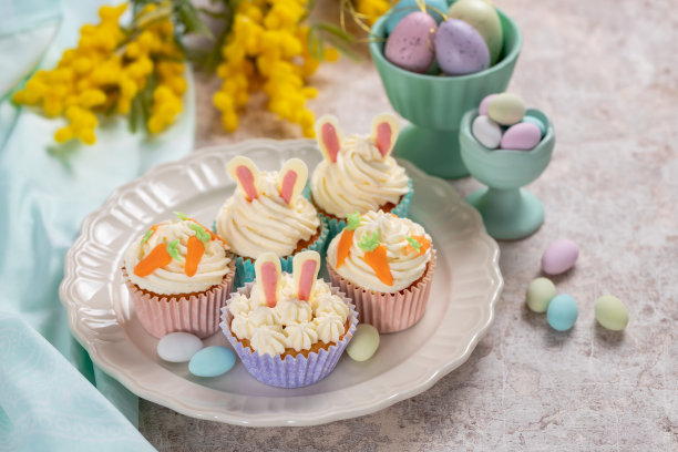 用胡萝卜和兔子耳朵装饰的奶油芝士蛋糕。图片下载