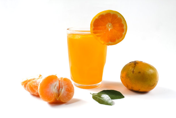 白色背景下的一杯橙汁图片下载