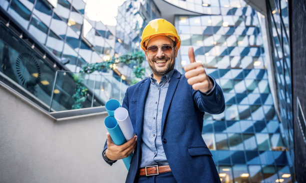 建设监理。满意的建筑师在建筑工地进行检查。建筑的概念图片下载