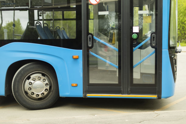 蓝色的汽车。公共交通在巴士站。运输基础设施的详情。图片下载