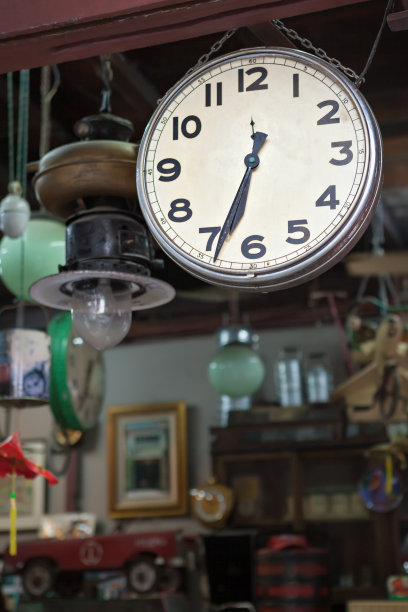 在室内跳蚤市场出售的各种古董图片下载