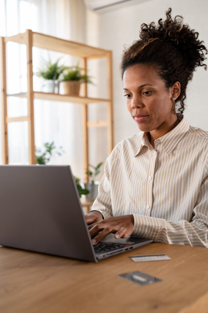 年轻的非洲裔女商人在家使用笔记本电脑工作图片下载
