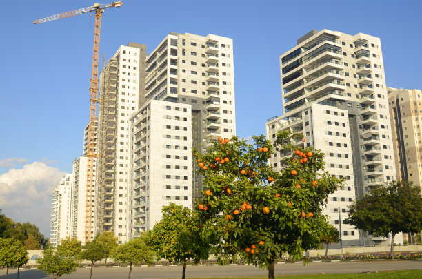 住宅区，高层现代公寓楼，建筑起重机图片下载