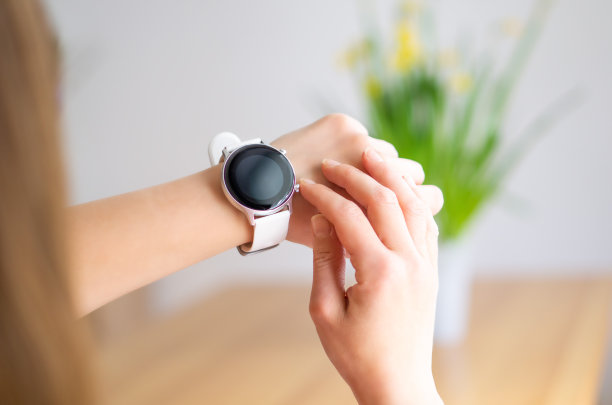 戴着智能手表的女人的手。图片下载