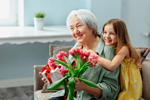 一个快乐的老年白发漂亮女人的肖像在她的生日。图片下载