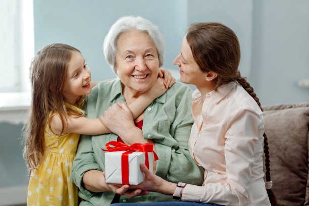 祝您母亲节快乐。女儿和孙女祝贺妈妈和奶奶，送给她一份礼物。图片下载
