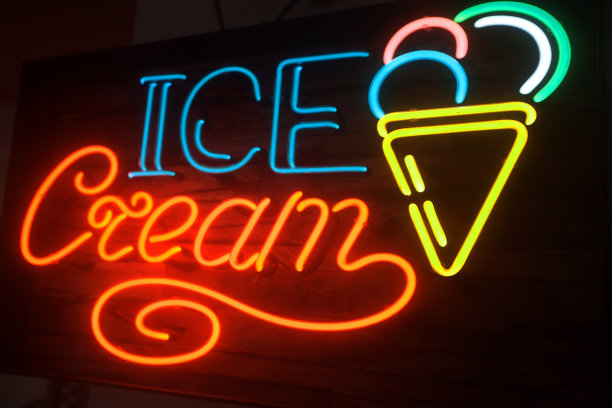 华夫蛋筒水果冰淇淋的霓虹灯招牌。图片下载
