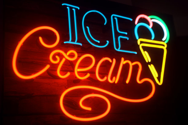 华夫蛋筒水果冰淇淋的霓虹灯招牌。图片下载