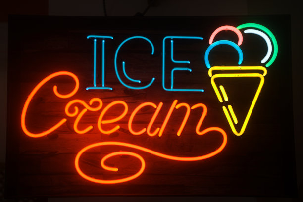 华夫蛋筒水果冰淇淋的霓虹灯招牌。图片下载