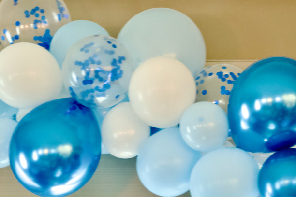 蓝色和白色气球背景图片下载