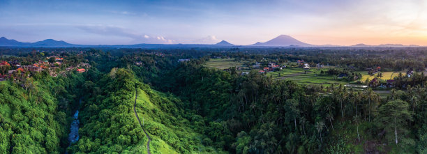 印度尼西亚巴厘岛的日出全景无人机图片下载