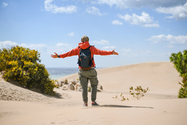 男人环游世界图片下载