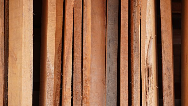 家具工匠工作场所的木板木块图片下载