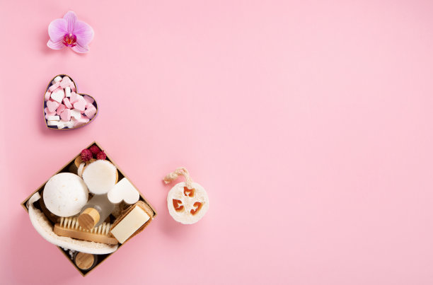 自然环保美容，护肤产品概念。零废物浴室，温泉配件在粉红色的背景。图片下载