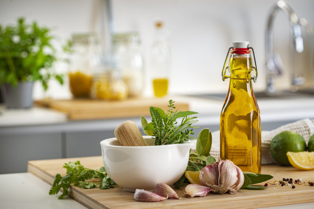 烹饪:新鲜香草、橄榄油和大蒜图片下载