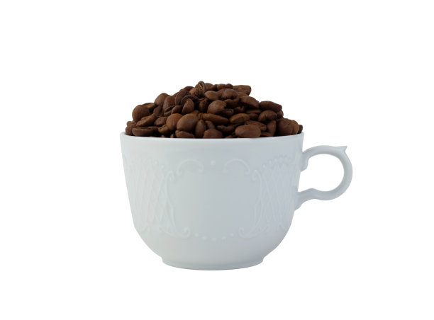 咖啡豆放在咖啡杯里，白色背景图片下载