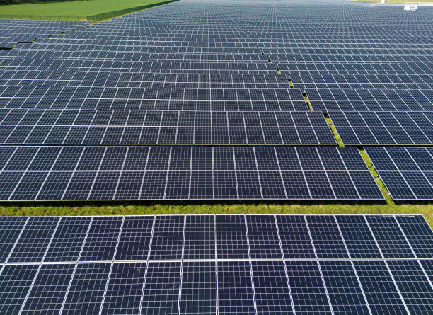 荷兰农村的太阳能农场图片下载