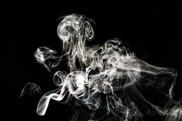 烟雾效果纹理。孤立的背景。黑色和黑暗的背景。烟熏火焰和雾霭效果。图片下载