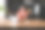 妇女工作与笔记本电脑在家里在厨房背景。自由职业者在家办公的概念。图片下载