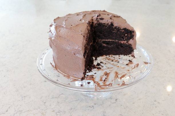 双层巧克力蛋糕玻璃展示图片下载